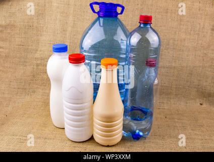 Les bouteilles en plastique de lait - la protection de l'environnement. L'arrière-plan. Place pour le texte. Banque D'Images