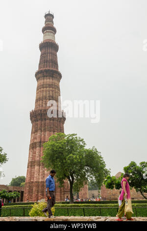 Low angle view of a tower, Qutub Minar, New Delhi, India Banque D'Images
