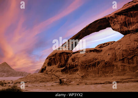 Jabal Burdah rock bridge dans le désert de Wadi Rum, également connu sous le nom de la vallée de la Lune, taillés dans la roche de granit et grès le sud de la Jordanie Banque D'Images