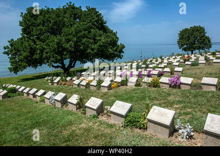 Les pierres tombales des australiens et néo-zélandais morts de la Première Guerre mondiale soldats dans le cimetière de la plage adjacente à la mer Égée à Gallipoli en Turquie. Banque D'Images