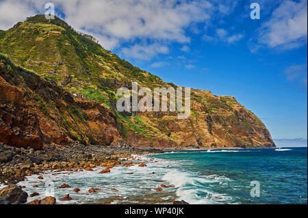 Une île volcanique de l'océan Atlantique et du nord du littoral à Madère Porto Moniz, avec des vagues se brisant sur les rochers et les rives. Banque D'Images