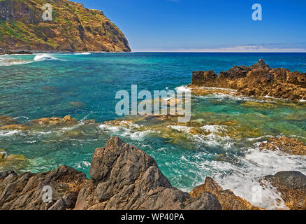 Une île volcanique de l'océan Atlantique et du nord du littoral à Madère Porto Moniz, avec des vagues se brisant sur les rochers et les rives. Banque D'Images