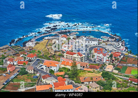 Porto Moniz, sur la côte nord de Madère et les piscines naturelles créées par les lacs de lave et de l'océan Atlantique. Banque D'Images