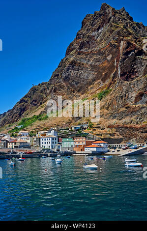 Paul do Mar avec un petit port est sur le côté sud de Madère et se trouve au pied des falaises escarpées Banque D'Images