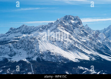 Mont Faloria à Cortina d Ampezzo, recouvert de neige en hiver, des pics de montagne romantique dans le monde célèbre station thermale et station de sports d'hiver en Italie Banque D'Images