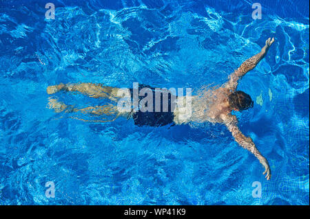 Woman in Black slip de natation sous l'eau. Banque D'Images