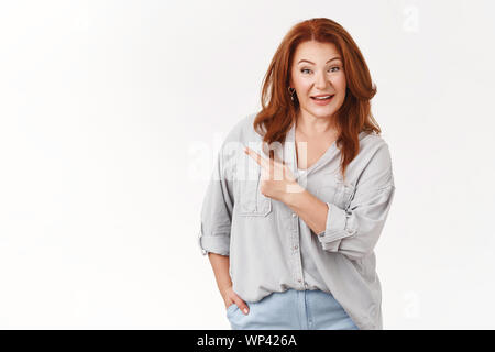 Bon à la rousse femme élégante portant chemisier mode pointage animée coin supérieur gauche super intéressant vente promo recommander cliquez Banque D'Images