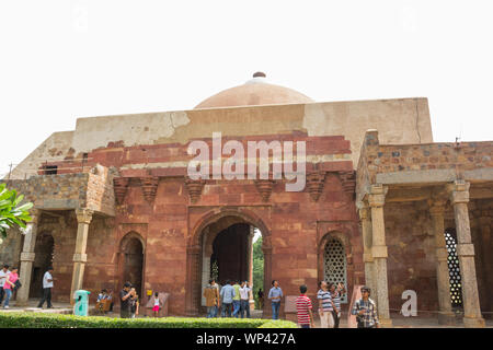 Les touristes au complexe qûtb, Qutub Minar, New Delhi, Inde Banque D'Images