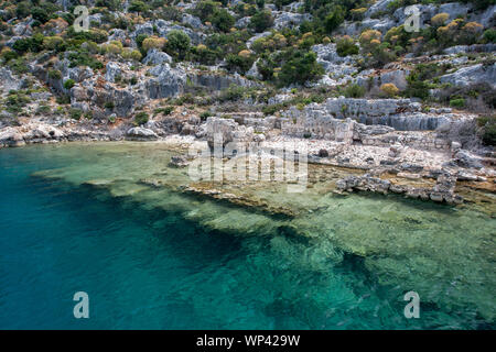 Une section de la ville de Simena sur l'île de Kekova en Turquie. La ville sombre dans la mer Méditerranée après une série de Banque D'Images