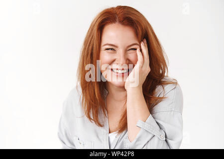 Cheerful bon-à la rousse mature woman pas sans souci le vieillissement de soins de la peau en prenant soin de pas de rides touch joue heureux rire joyeusement profiter de loucher Banque D'Images