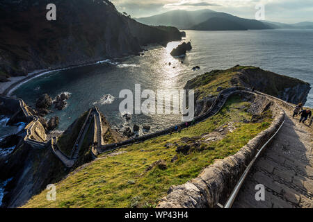 Vue aérienne spectaculaire de l'escalier montant à San Juan de Gaztelugatxe, Bermeo, Pays Basque, Espagne Banque D'Images