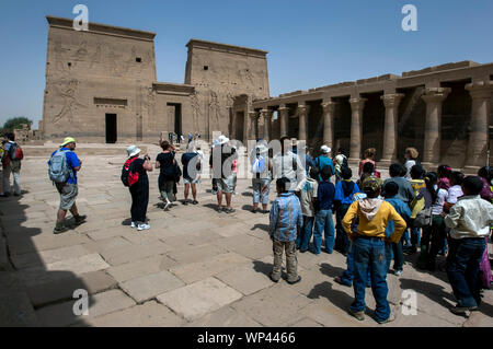 Le Temple d'Isis sur l'île de Philae (Agilqiyya Island) en Egypte. Cette vue montre la première colonnade de l'Est. Banque D'Images