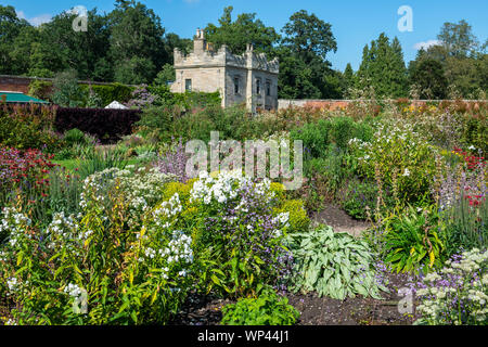 Frontières herbacées dans jardin clos à étages Château près de Kelso, Scottish Borders, Scotland, UK Banque D'Images