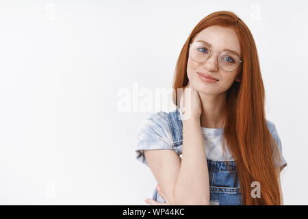 Doux romantique tendre fille rousse aux yeux bleus charmant doux sourire, toucher le cou, modeste mignon, timide regard donner belle apparence sourire détendu, optimiste de l'appareil photo Banque D'Images