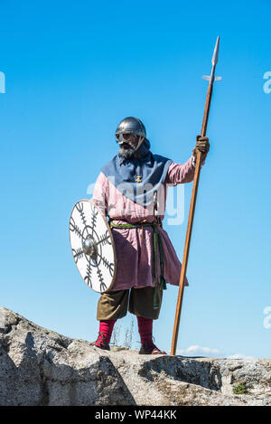 VIKING SUR LES ROCHERS avec des armures Banque D'Images