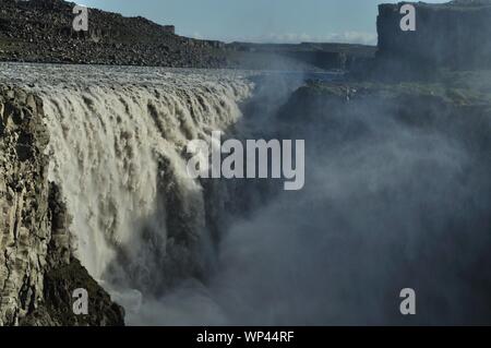 Die Wassermassen Dettifoss dans des île. Banque D'Images