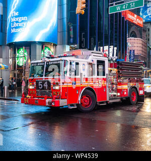 New York Fire Department fire engine dans le centre de Manhattan, New York, USA Banque D'Images