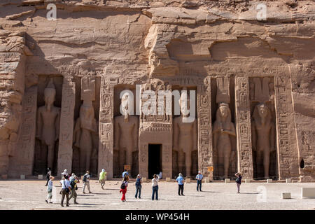 Les touristes à pied vers le Temple d'Hathor à Abou Simbel en Egypte. Il a été consacré par Ramsès II pour sa femme bien-aimée Néfertari. Banque D'Images