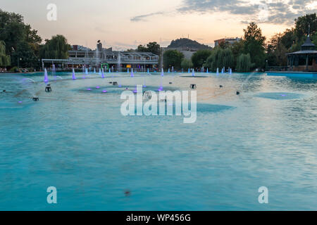 PLOVDIV, BULGARIE - 25 août 2019 : vue du coucher du chant fontaines du tsar Siméon jardin en ville de Plovdiv, Bulgarie Banque D'Images