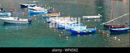 Bateaux sur les eaux bleu azur clair Banque D'Images