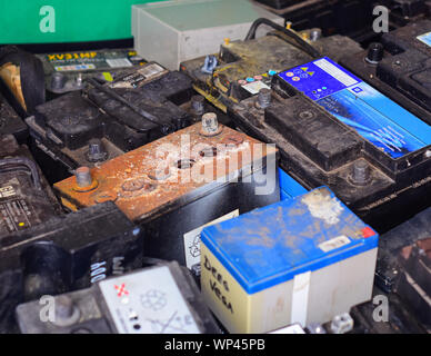 Batterie pour recyclage des déchets au niveau des ménages en attente d'un centre de recyclage Royaume-Uni Banque D'Images