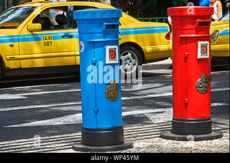 Funchal, Madère et rouge, ordinaires et airmail post box aux côtés d'un bleu, Express post, post box. Banque D'Images