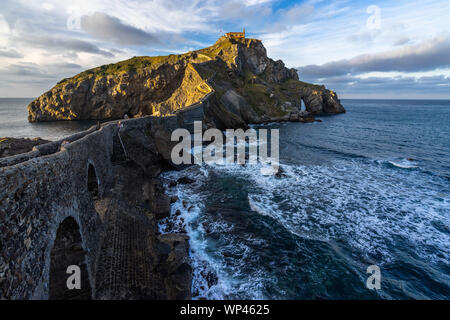 San Juan de Gaztelugatxe est l'un des plus populaires destinations en Pays Basque, Bermeo, Espagne Banque D'Images