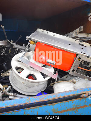 Valeur élevée en éléments de ferraille skip to prêt pour le recyclage au centre de recyclage de déchets ménagers conseil united kingdom Banque D'Images