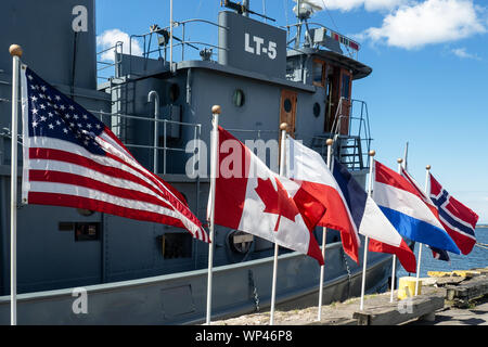 Oswego, New York, USA. Le 6 septembre 2019. Les drapeaux des pays en face de la Deuxième Guerre mondiale, le bateau remorqueur LT-5 exposé au Musée Maritime de H. Lee White Banque D'Images