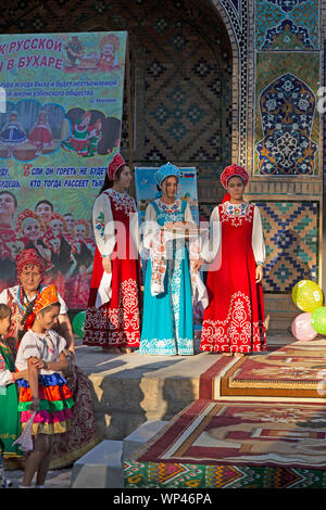 Boukhara, Ouzbékistan. Les enfants vêtus de costumes traditionnels ouzbek et russe, danse russe et de l'Ouzbek folk et chansons traditionnelles. Banque D'Images