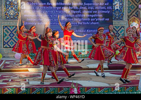 Boukhara, Ouzbékistan. Les enfants vêtus de costumes traditionnels ouzbek et russe, danse russe et de l'Ouzbek folk et chansons traditionnelles. Banque D'Images