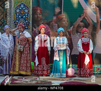 Boukhara, Ouzbékistan. Les enfants vêtus de costumes traditionnels ouzbek et russe, danse russe et de l'Ouzbek folk et chansons traditionnelles. Banque D'Images