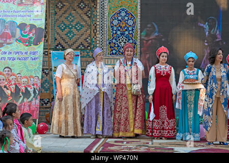 Boukhara, Ouzbékistan. Les enfants vêtus de costumes traditionnels ouzbek et russe, danse russe et de l'Ouzbek folk et chansons traditionnelles. Banque D'Images