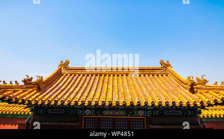 Le toit de style traditionnel chinois, décorations le toit de la construction au palais d'été à Beijing, en Chine. Banque D'Images