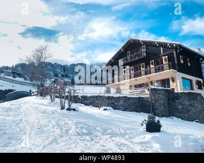 Chamonix, France - le 25 janvier 2015 : Belle maison de style alpin décorés dans les Alpes, Chamonix, France Banque D'Images