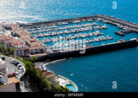 Vue aérienne du port de Los Gigantes, Ténérife, îles Canaries. La marina est pleine de bateaux et le soleil brille Banque D'Images