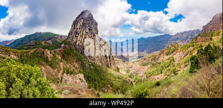 Roque Agando, un bouchon volcanique spectaculaire, dans les hautes terres de la Gomera, Îles Canaries, Espagne. Un symbole de l'île et avec un Guanche de culte, l'o Banque D'Images