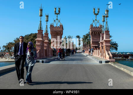 Un couple marche près de l'élégant pont de Palais Montazah à Royal Park à Alexandrie dans le nord de l'Egypte. Banque D'Images