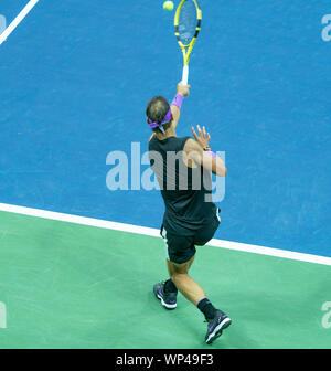 New York, États-Unis. 06 Sep, 2019. New York, NY - 6 septembre 2019 : Rafael Nadal (Espagne) en action au cours de mens à demi-finale du championnat de l'US Open contre Matteo Berrettini (Italie) à Billie Jean King National Tennis Center (photo de Lev Radin/Pacific Press) Credit : Pacific Press Agency/Alamy Live News Banque D'Images