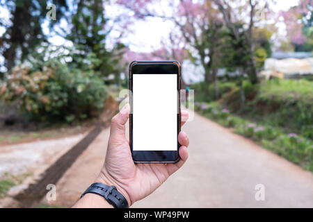 Le concept d'un homme part tient le smartphone avec écran blanc vide et a l'espace pour copier votre idée travaux spécifiques Banque D'Images