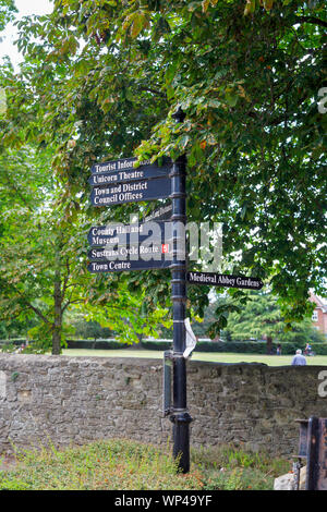 Panneau en jardins de l'abbaye donnant des directives pour les agréments locaux et zones d'intérêt, Abingdon-on-Thames, Oxfordshire, au sud-est de l'Angleterre, Royaume-Uni Banque D'Images