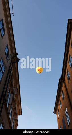 Balade dans le centre historique de Stockholm. Vous pouvez voir le site de construction de grues et d'un ballon à air chaud.Stockholm, Suède, Europe, Août 31, 2019 Banque D'Images