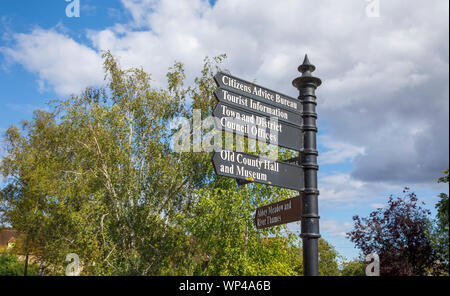 Panneau traditionnel donnant des directives pour les agréments locaux et lieux d'intérêt dans la ville historique de Abingdon-on-Thames, Oxfordshire, au sud-est de l'Angleterre, Royaume-Uni Banque D'Images