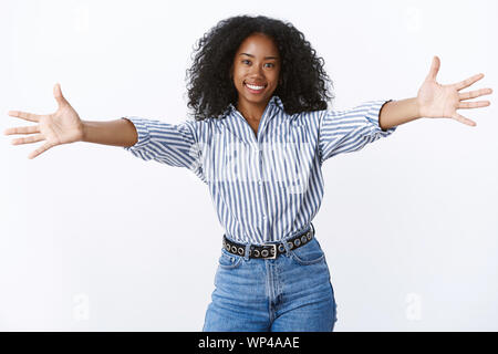 Permettez-moi de venir vous embrasser. Friendly-portrait à la belle femme african american ami chaleureux donne wanna embrasser caresser, étendre les bras sur le côté Banque D'Images