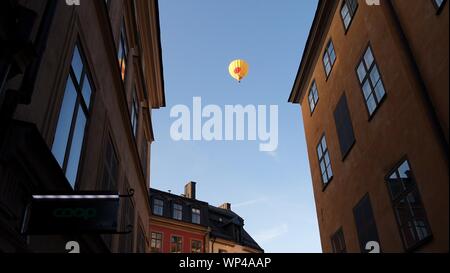 Balade dans le centre historique de Stockholm. Vous pouvez voir le site de construction de grues et d'un ballon à air chaud.Stockholm, Suède, Europe, Août 31, 2019 Banque D'Images