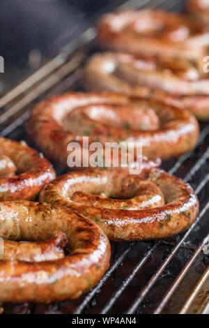 Du nord de la Thaïlande grillées saucisses épicées close-up Banque D'Images