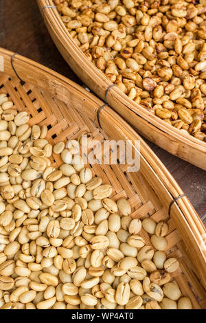 Le séchage au soleil des grains de café Banque D'Images