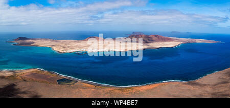 Vue panoramique de La Graciosa Island et sa principale ville , Caleta del Cebo, au nord de Lanzarote, Espagne, prises de vue, le célèbre Mirador del Ri Banque D'Images