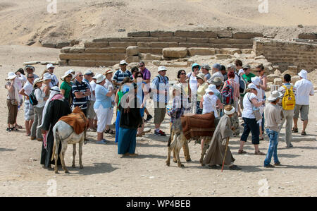 Attendre les touristes d'entrer dans le complexe funéraire de Djoser à l'ancien site de Saqqara, également célèbre pour la Pyramide, dans le nord de l'Egypte. Banque D'Images