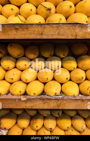 Pile de jaune douce Thai mango Mamuang arraché les noms affichés sur les fruits stall Kaew shop Banque D'Images